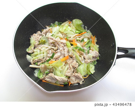 家庭の肉野菜炒め(味付けをする前) 43496478