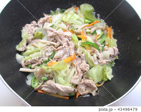 家庭の肉野菜炒め(味付けをする前) 43496479
