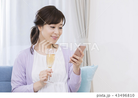 ワインを飲みくつろぐ女性 43496810