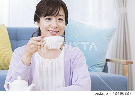 紅茶を飲む女性 インフルエンザ予防の写真素材