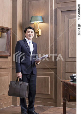 ビジネスマン 笑顔 微笑 43500686