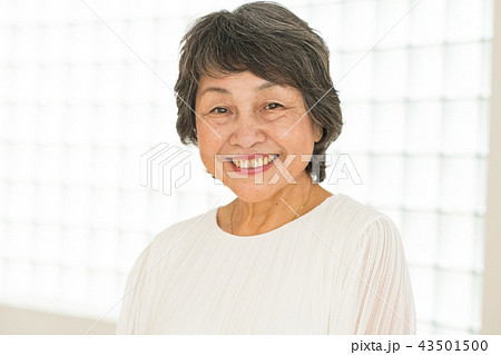 笑顔の日本人シニア女性 43501500