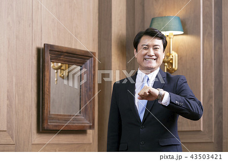 ビジネスマン 笑顔 微笑 43503421