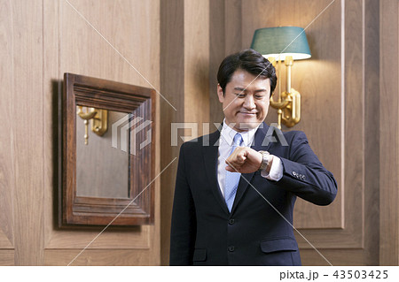 ビジネスマン 笑顔 微笑 43503425