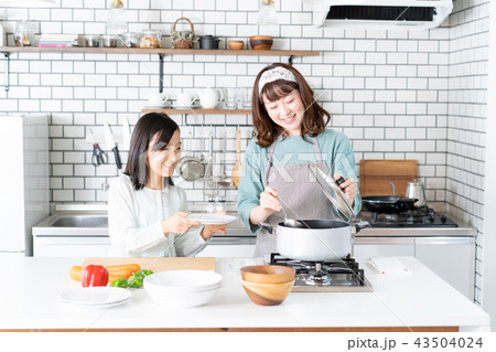 母娘 キッチン 料理 母娘 キッチン 料理 43504024