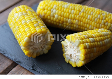 甘くて美味しい北海道産の茹でた朝採れトウモロコシ 甘くて美味しい北海道産の茹でた朝採れトウモロコシ 43504359