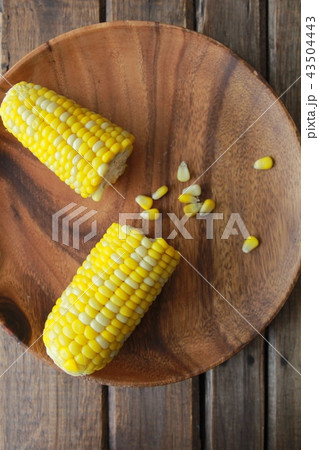 甘くて美味しい北海道産の茹でた朝採れトウモロコシ 43504443