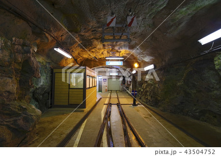 黒部展望ツアーに使用される竪坑エレベータ 43504752