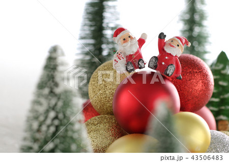クリスマスイメージ　サンタがやってくる 43506483