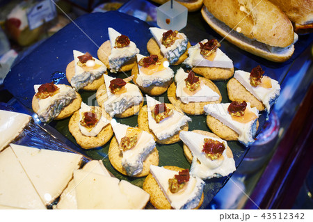 Sandwiches with brie cheese and vegetable 43512342