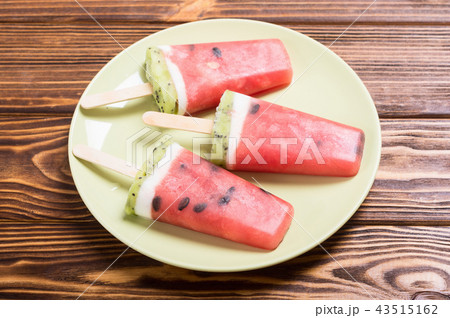 Homemade popsicle with watermelon 43515162
