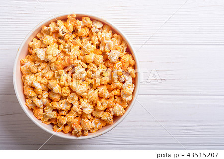 Yellow cheese popcorn in bowl 43515207