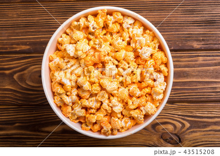 Yellow cheese popcorn in bowl 43515208