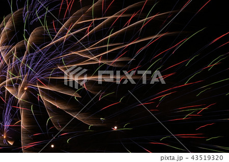 （千葉県/いすみ市/花火大会/ＯＨＢ/大原海水浴場）　花光の光跡が夜空に作り出す鮮やかな模様 43519320