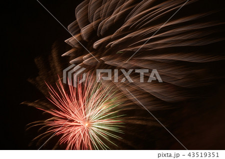 （千葉県/いすみ市/花火大会/ＯＨＢ/大原海水浴場/2018）　力強く光を放つ鮮やかな打ち上げ花火 43519351
