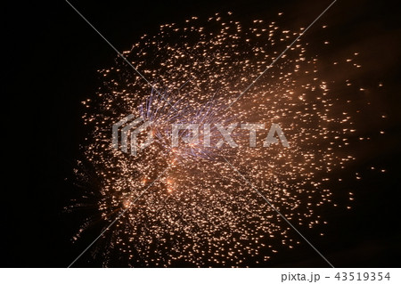 （千葉県/いすみ市/花火大会/ＯＨＢ/大原海水浴場）　宇宙の新星誕生のような打ち上げ花火 43519354