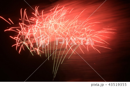 （千葉県/いすみ市/花火大会/ＯＨＢ/大原海水浴場）　曼殊沙華のような鮮やかな打ち上げ花火 43519355