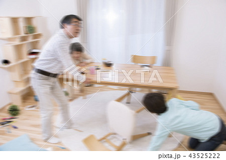 大地震発生イメージ　ぶれ表現 43525222