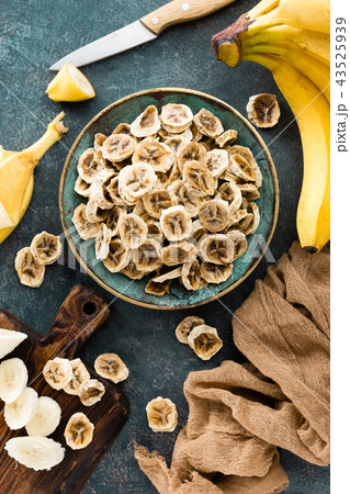 Dried banana chips and fresh bananas 43525939