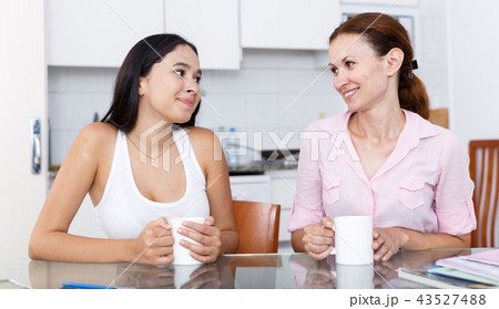Mother and daughter talking 43527488