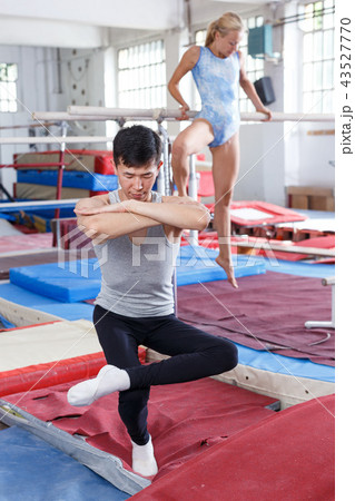 Couple doing exercises on parallel bars 43527770