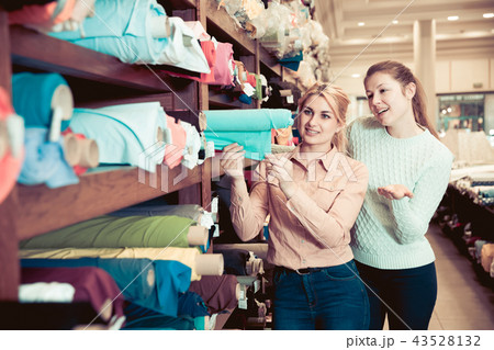Women choosing textiles in fabric shop 43528132