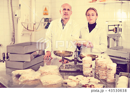 Workers kipping turron in food manufacture 43530638
