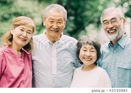 笑顔のシニア仲間 日本人 男性 女性 4人　屋外 43530985