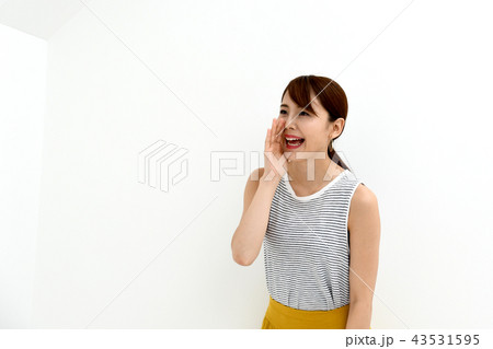 応援をする女性 43531595