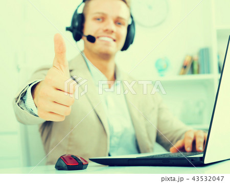 Man working in call centre Man working in call centre 43532047