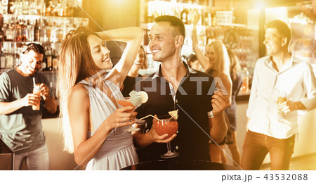 Man with woman are drinking cocktails on corporate party. 43532088