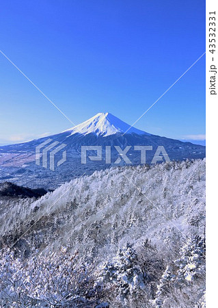 富士山と冬景色の写真素材