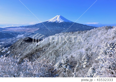 富士山と冬景色の写真素材