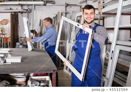 Engineer is demonstrating PVC manufacturing output 43532504