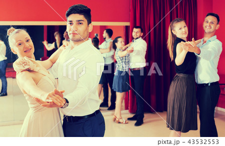 People learning to dance waltz 43532553