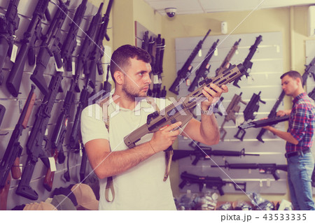 Men choosing air weapon 43533335