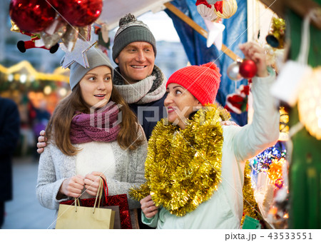 Smiling parents with daughter of Xmas market 43533551