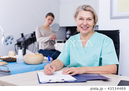 Beautician prescribing procedures to woman Beautician prescribing procedures to woman 43534469