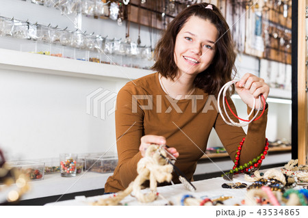 Female offering to buy fashionable necklace Female offering to buy fashionable necklace 43534865