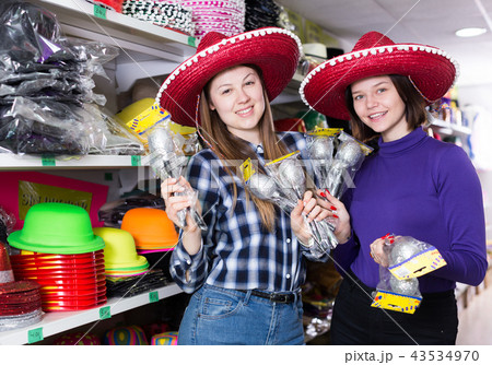 Girls in sombrero with maracas 43534970