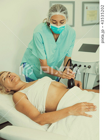 Female getting cryolipolyse 43535202