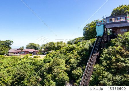 弥彦山ロープウェイ山頂駅とクライミングカー 43536600
