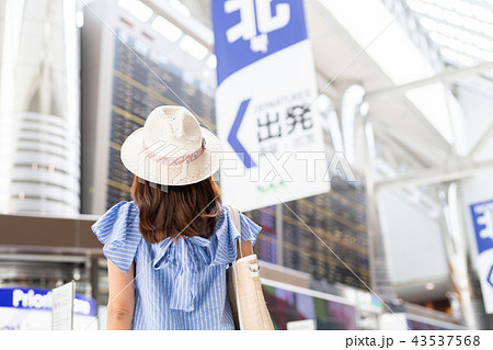 若い女性(空港) 若い女性(空港) 43537568