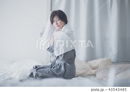 タオルドライ・女性・バスローブ 43543485