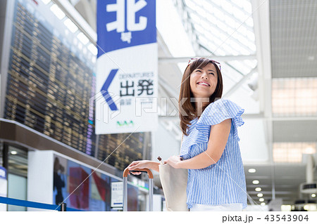若い女性（空港） 43543904