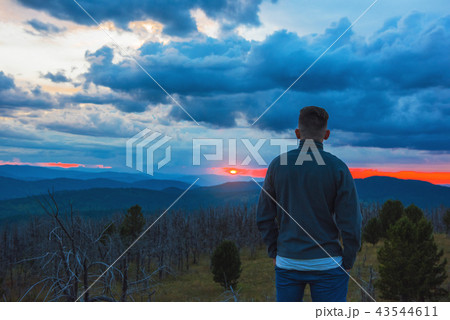 Man standing on top of cliff 43544611