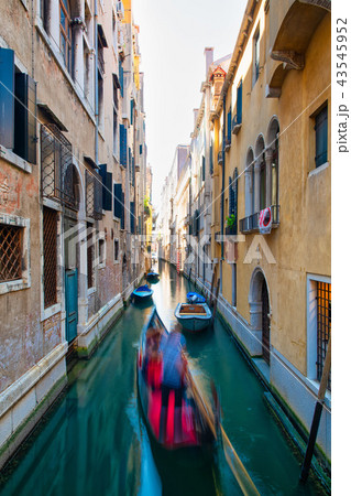 Blurred effect for a gondolier  43545952