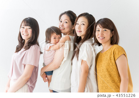 女友達と赤ちゃんの写真素材