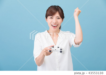 ゲームをする女性 ゲームをする女性 43553130