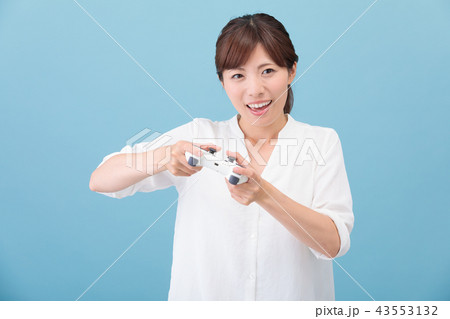 ゲームをする女性 ゲームをする女性 43553132
